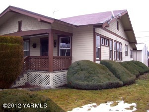 Property Photo:  417 S 15th Ave  WA 98902 