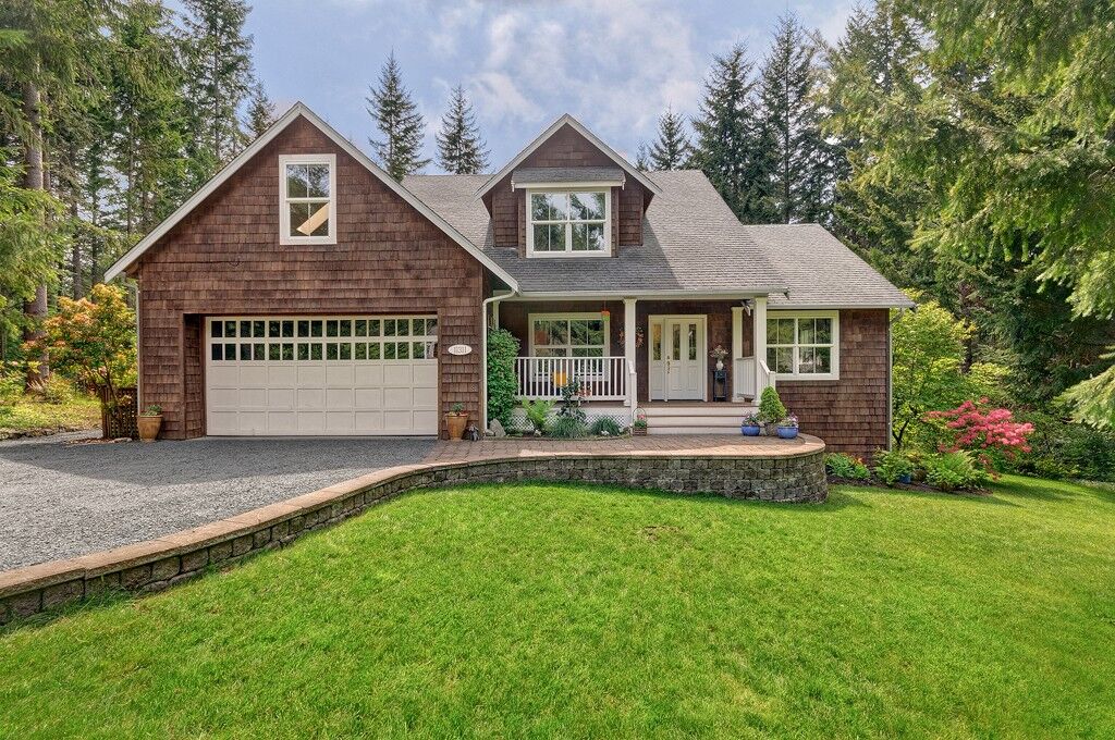 Property Photo:  11311 Larix Place NE  WA 98110 