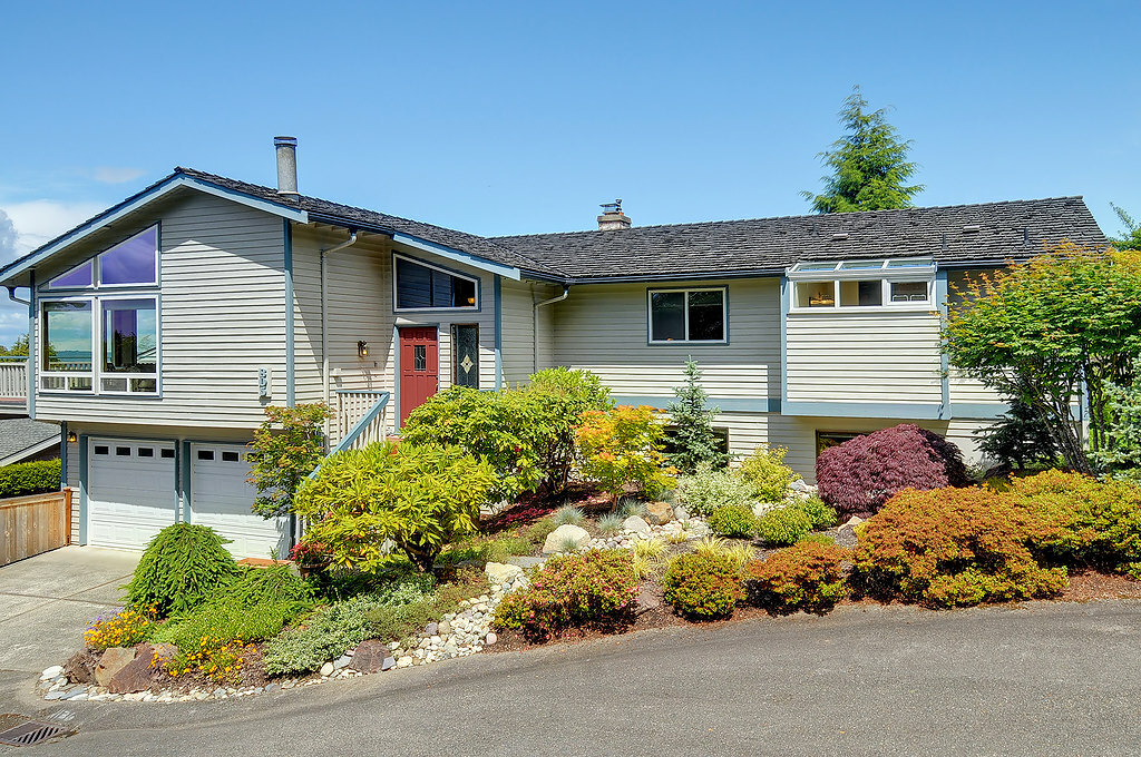 Property Photo: 805 Spruce Place WA 98020