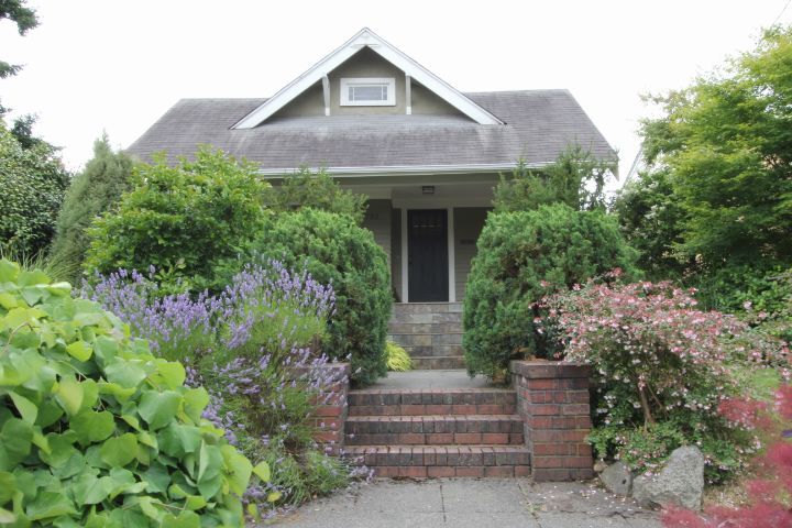 Property Photo: 735 N 77th St WA 98103