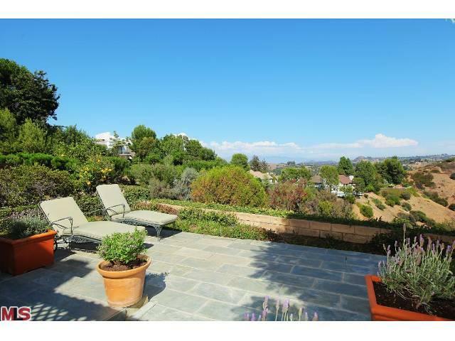 Property Photo:  2536 Angelo Dr 23  CA 90077 