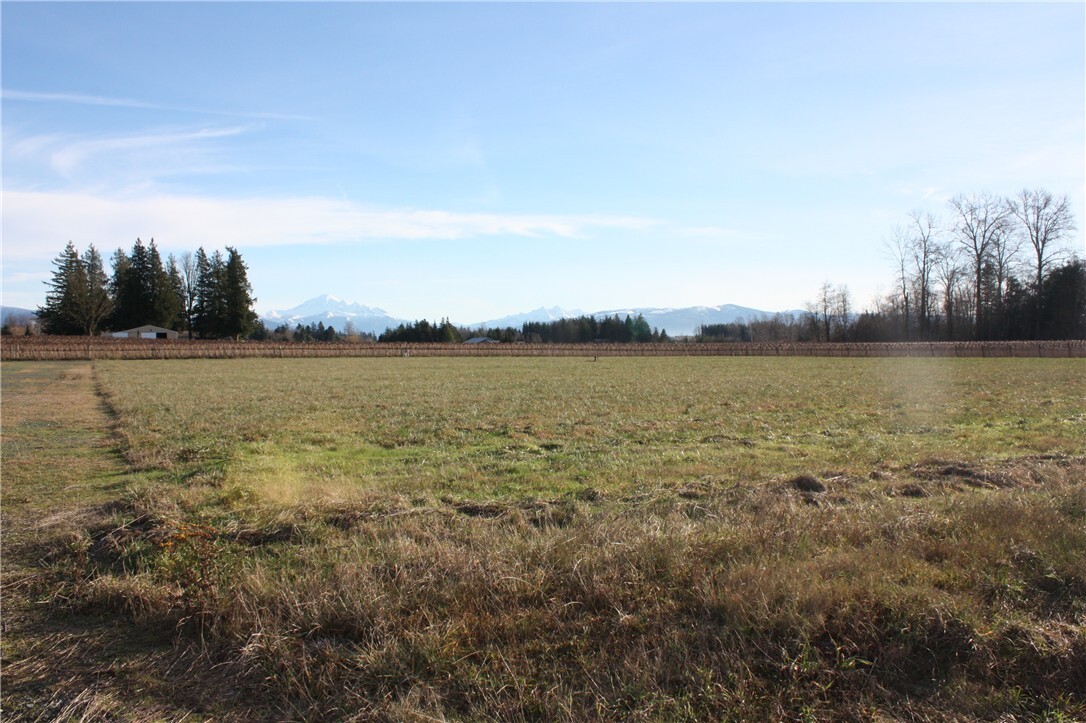 Property Photo: 547 W Pole Rd WA 98248