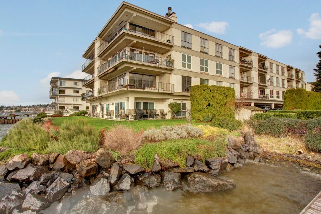Property Photo: 6401 Lake Washington Blvd NE 400 WA 98033