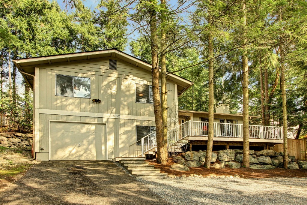 Property Photo:  902 207th Ave NE  WA 98074 