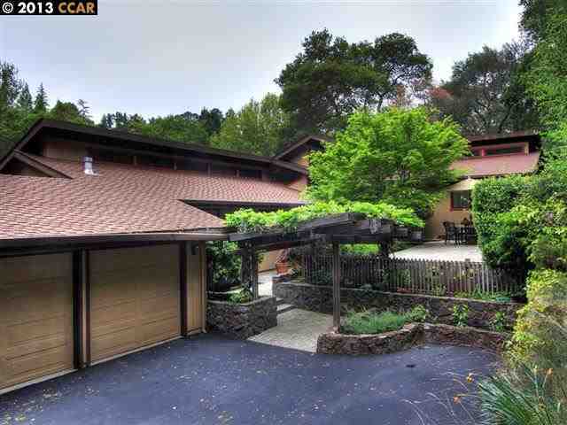 Property Photo:  11 Overhill Court  CA 94563-3106 