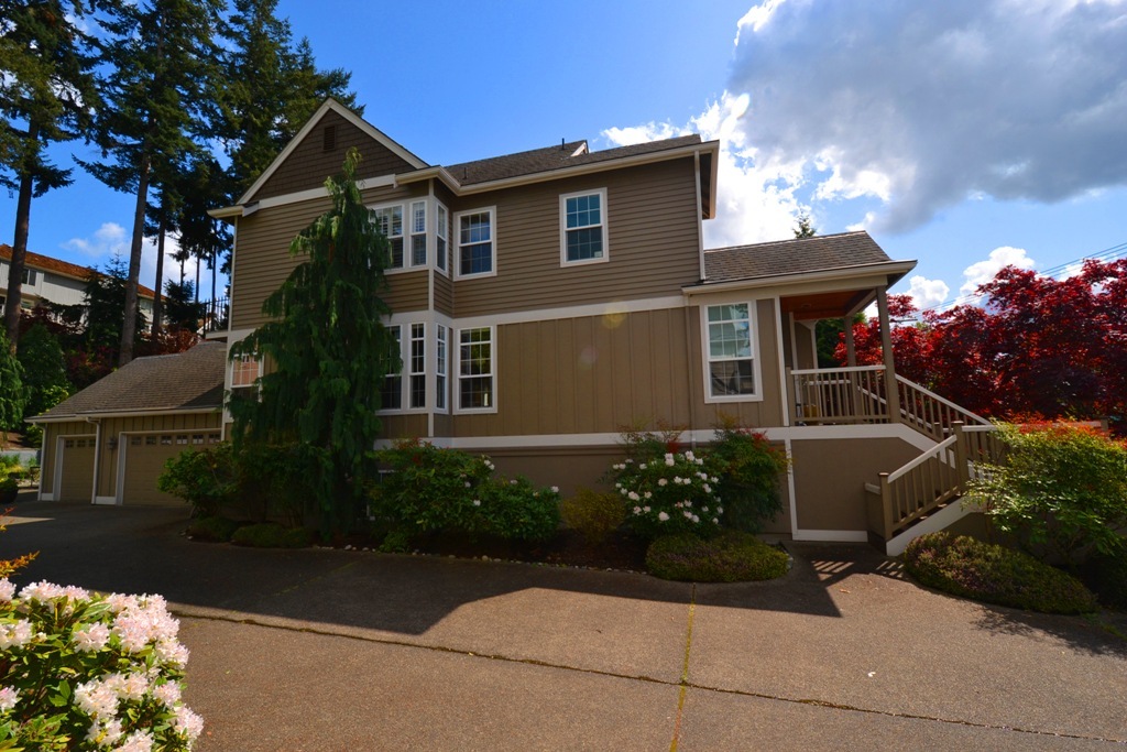 Property Photo:  1554 E Lake Sammamish Pkwy NE  WA 98074 