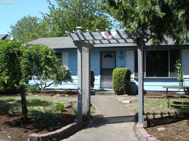 Property Photo: 834 M St OR 97477