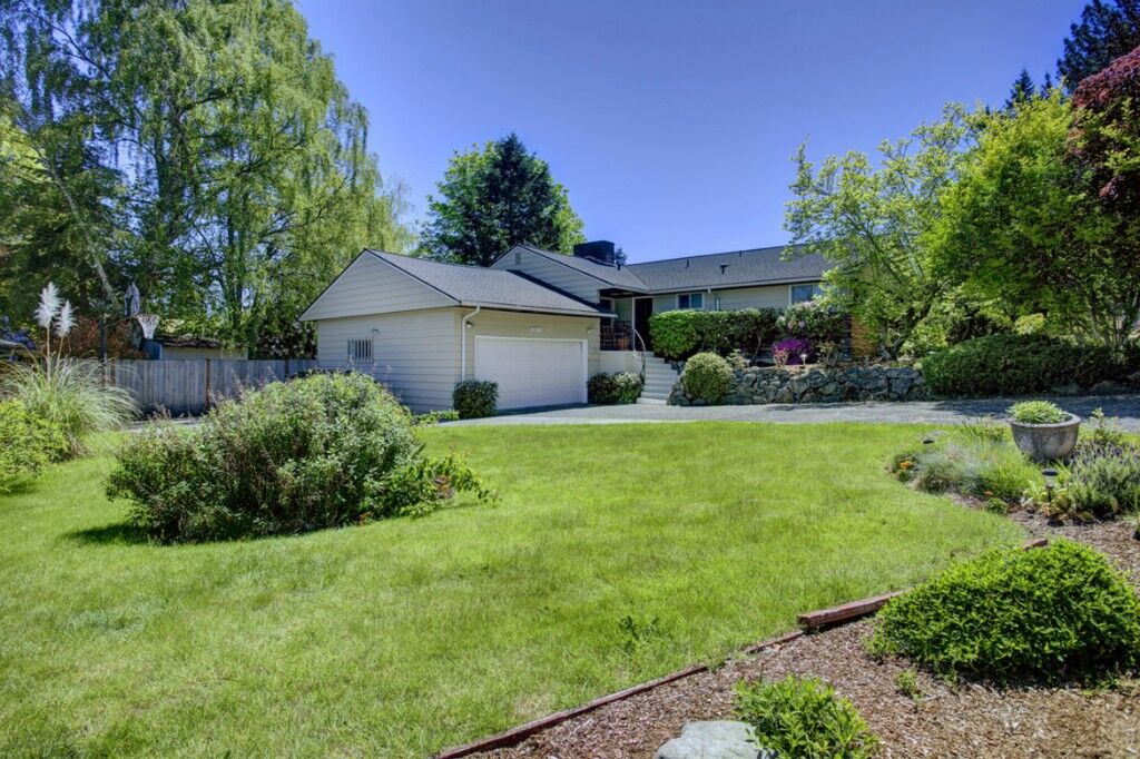 Property Photo: 9205 SE 42nd St WA 98040