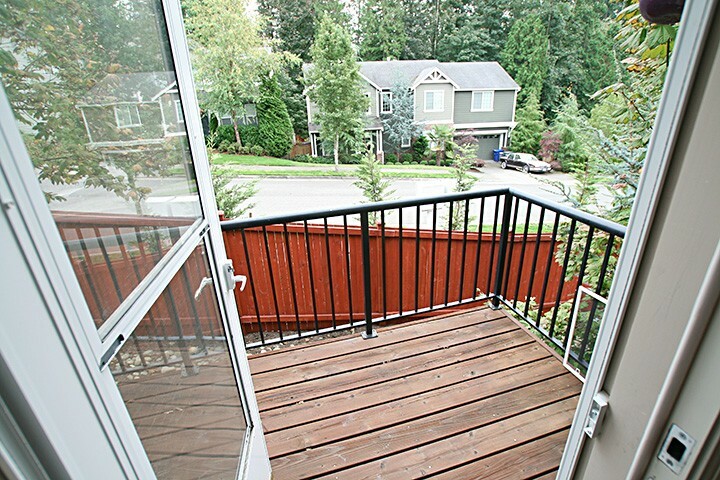 Property Photo: 6790 161st Av Ct SE B WA 98006