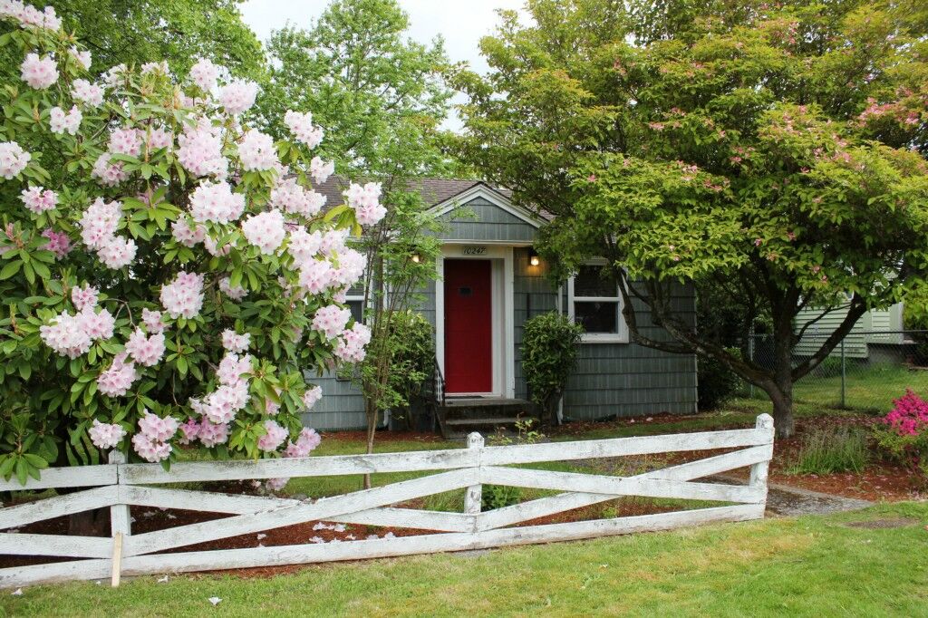 Property Photo:  10247 37th Ave SW  WA 98146 