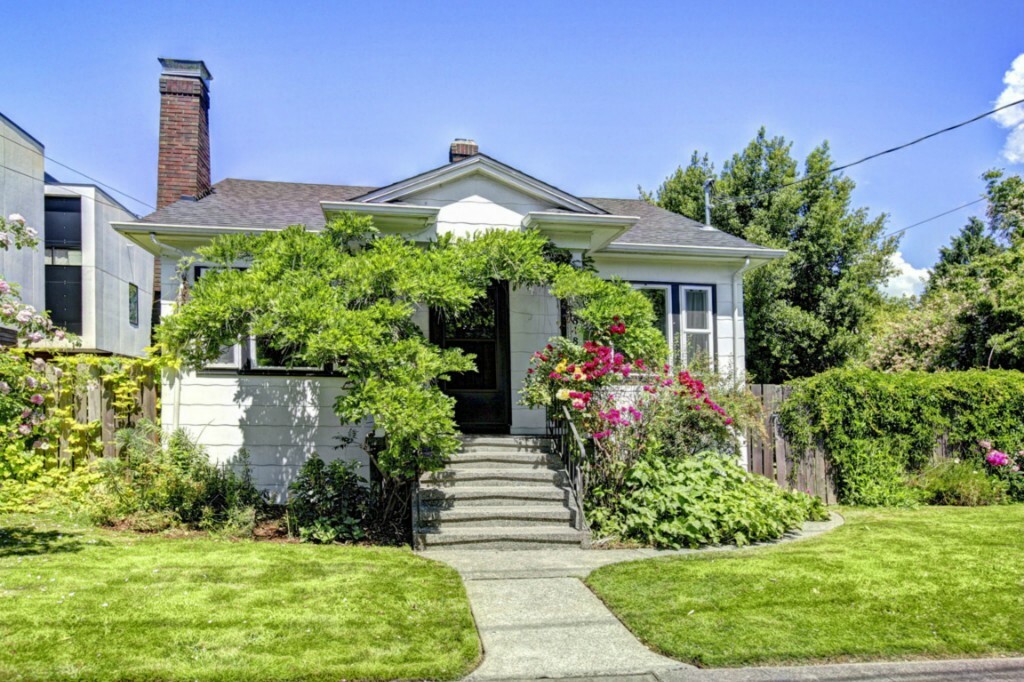 Property Photo:  818 S Orcas St  WA 98108 