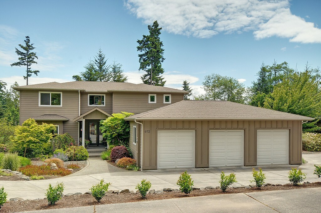 Property Photo:  972 Isaac Ave NE  WA 98110 