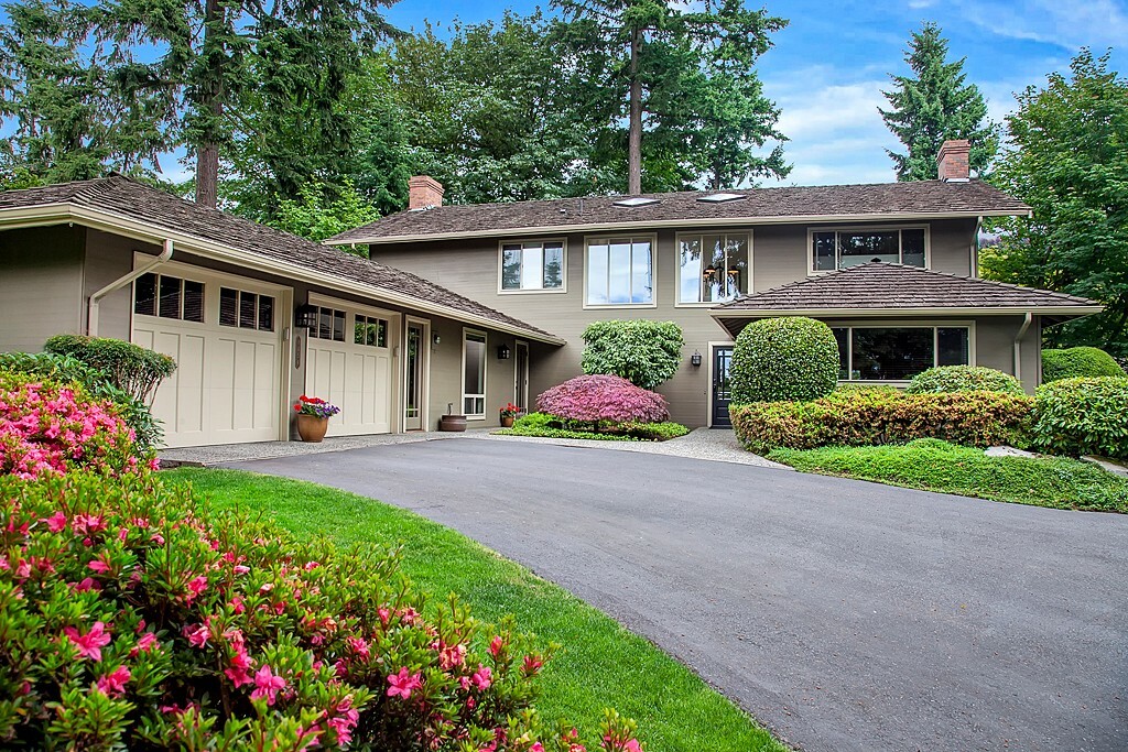 Property Photo: 8454 W Mercer Wy WA 98040