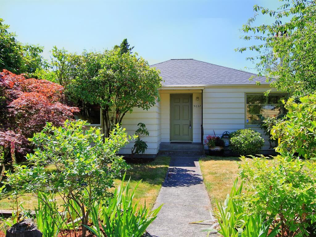 Property Photo:  9037 Phinney Ave N  WA 98103 