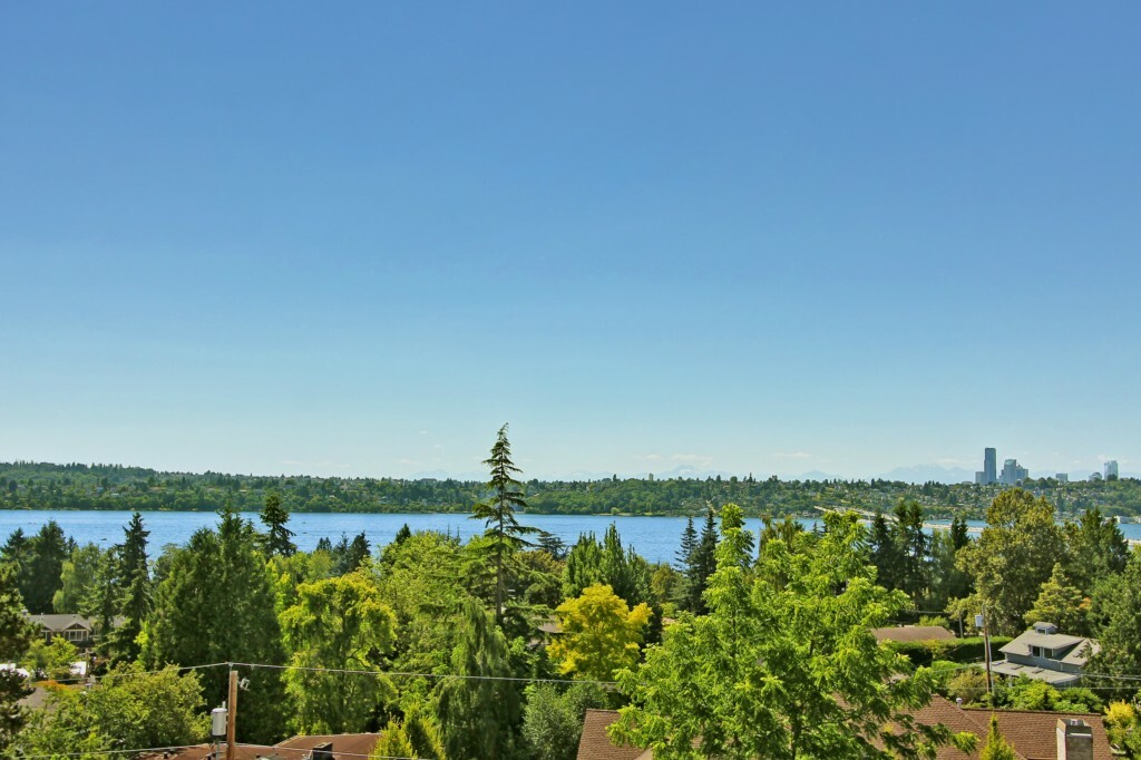 Property Photo:  3011 68th Ave SE  WA 98040 