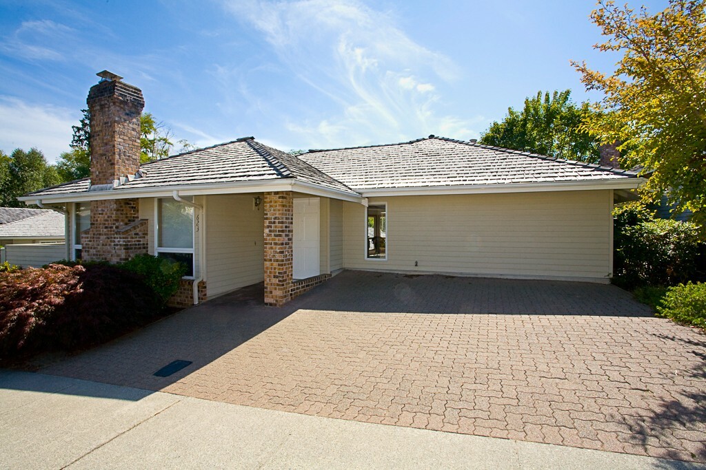 Property Photo:  623 Elm Place  WA 98020 