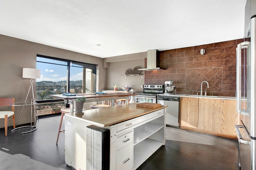 Property Photo: 1740 Melrose Ave 606 WA 98122