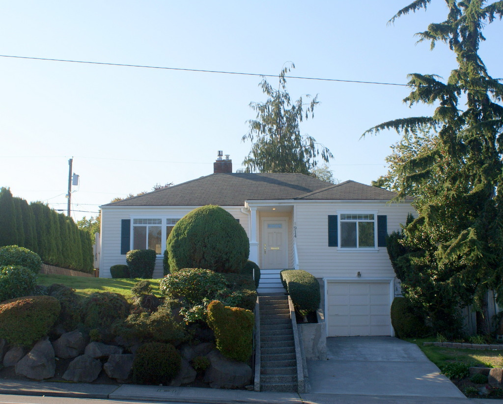 Property Photo:  914 Colby Ave  WA 98201 