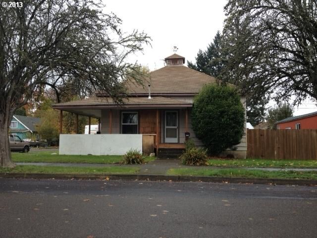 Property Photo:  423 Juniper St  OR 97448 