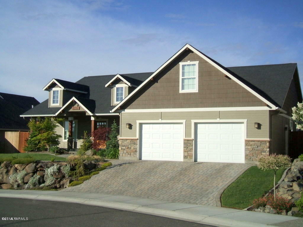 Property Photo:  8702 Meadow Ln  WA 98908 