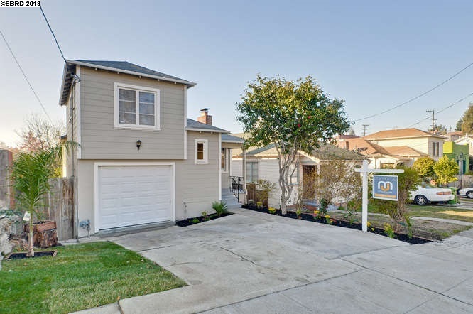 Property Photo:  1329 E 32nd St  CA 94602-1022 