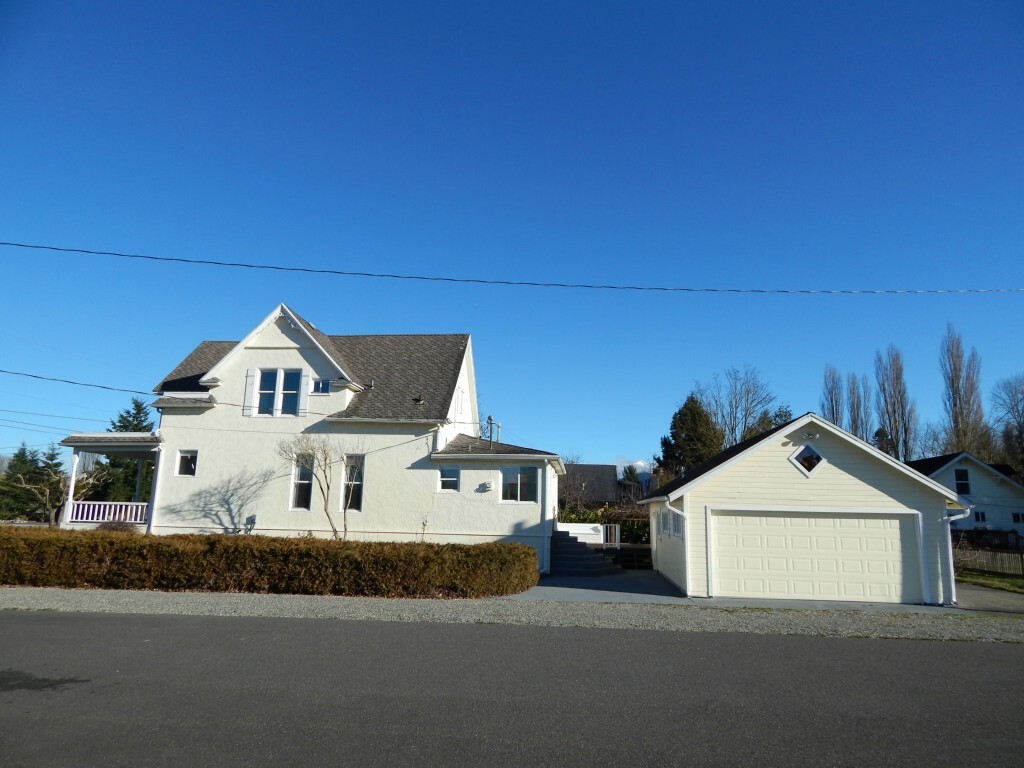 Property Photo:  321 W 3rd St  WA 98295 