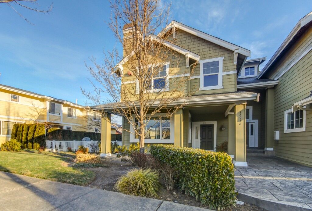 Property Photo: 18936 NE 67th Way 104 WA 98052