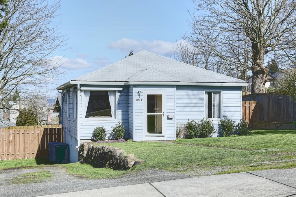 Property Photo: 1014 N 30th Street WA 98056