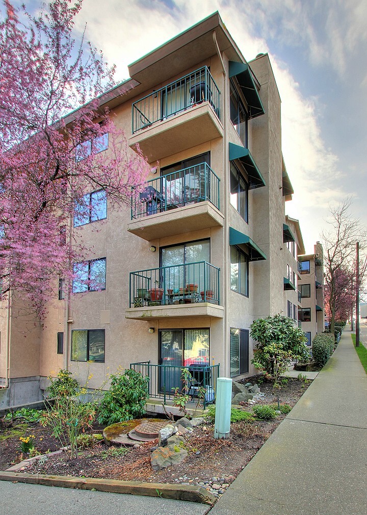 Property Photo: 715 N 130th St A402 WA 98133