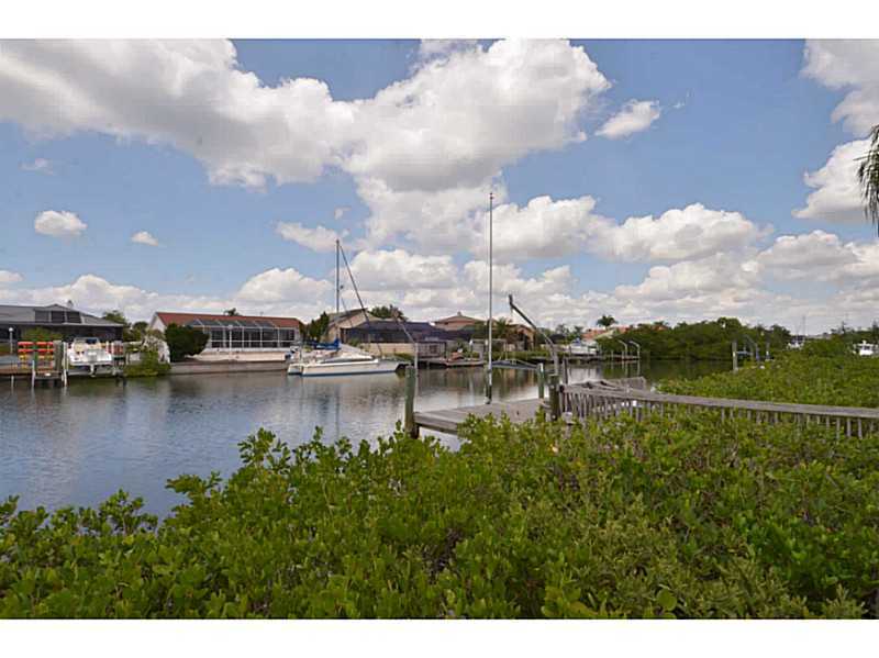 Property Photo:  909 Birdie Way  FL 33572 