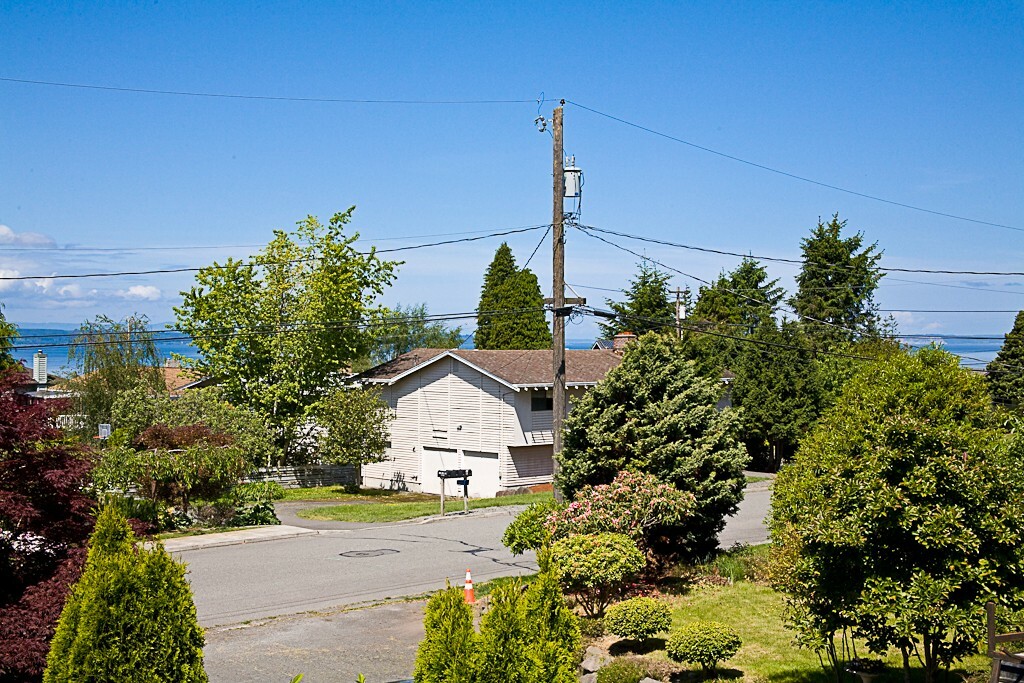 Property Photo:  639 8th Ave S  WA 98020 