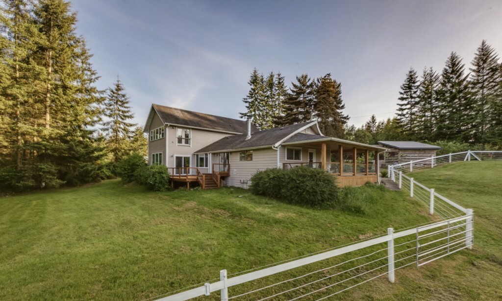 Property Photo: 986 Terry Heights Lane WA 98282