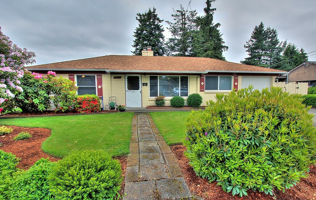 Property Photo:  1727 NE 136th St  WA 98125 