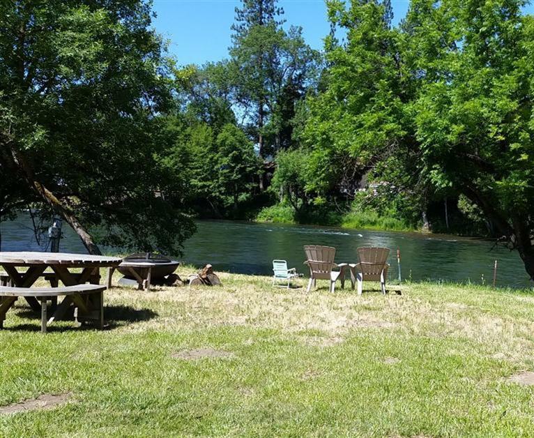 Property Photo: 579 Old Ferry Road OR 97539