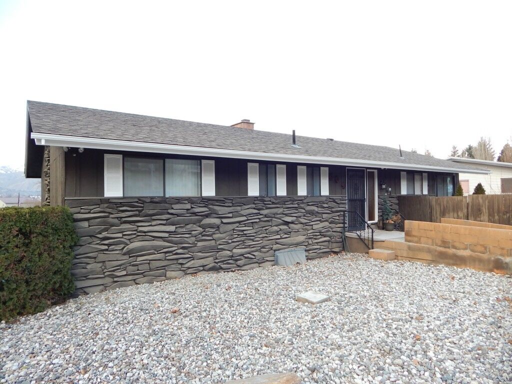 Property Photo:  404 Eastmont Av Pl  WA 98802