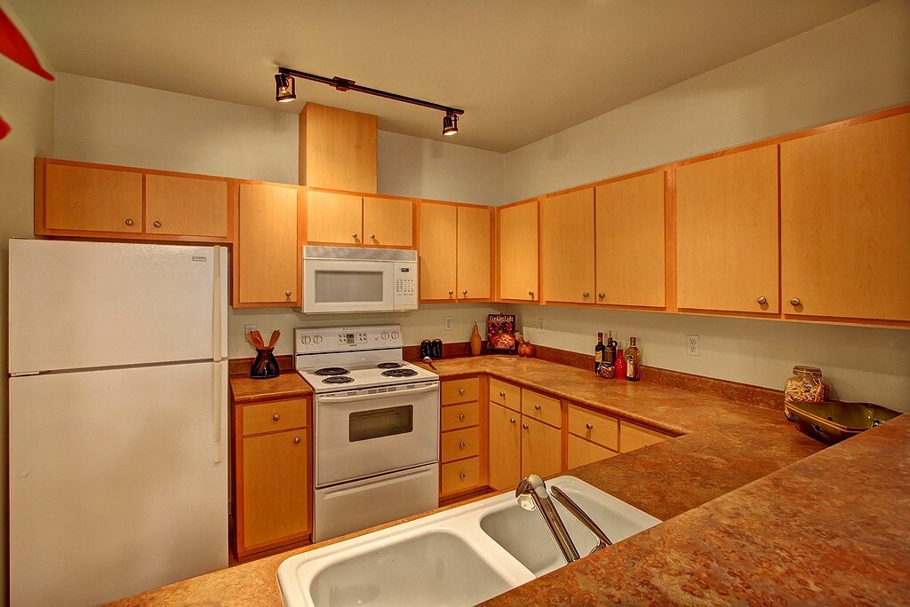 Property Photo: 13301 SE 79th Place C208 WA 98059