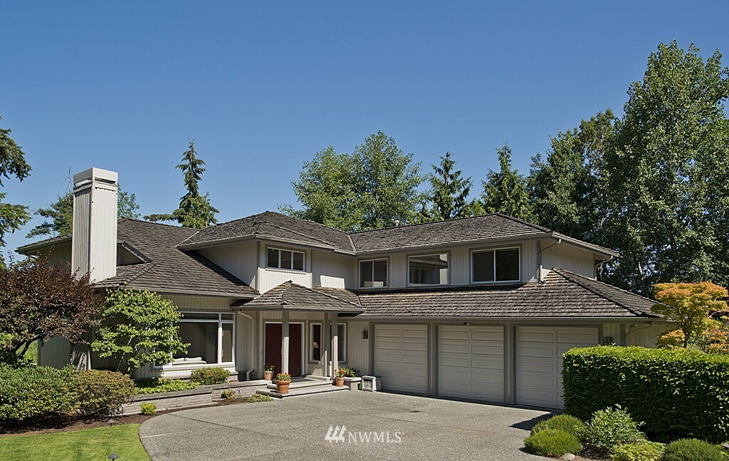 Property Photo:  909 82nd Avenue NE  WA 98039 