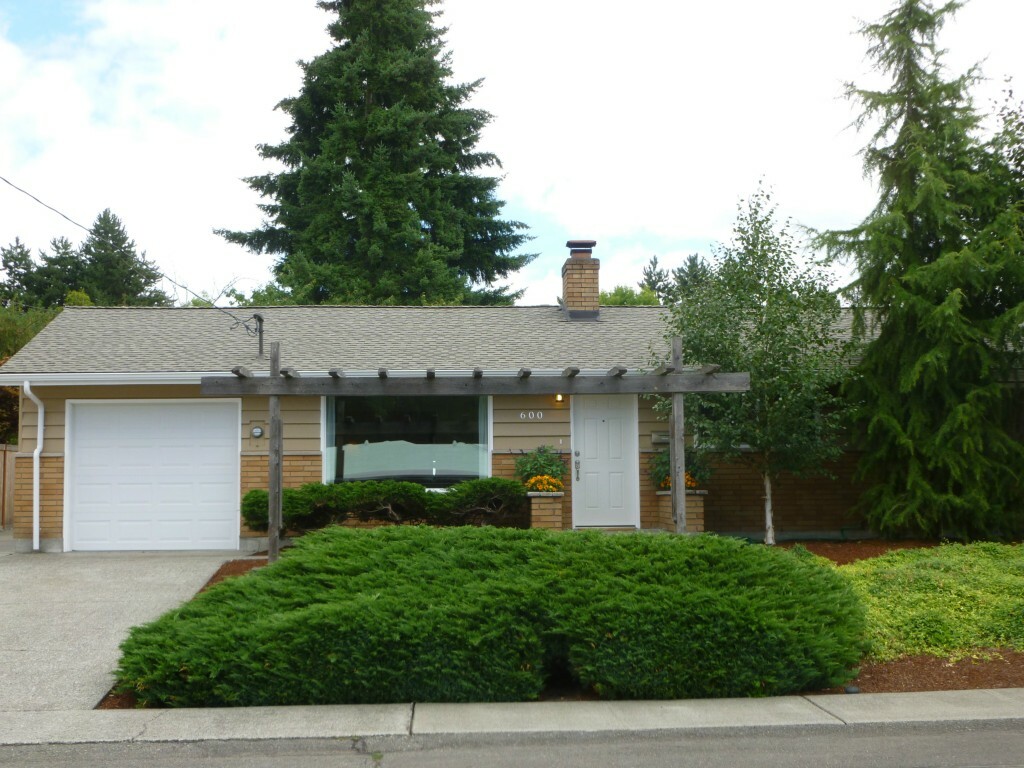 Property Photo:  600 Jefferson Ave NE  WA 98056 