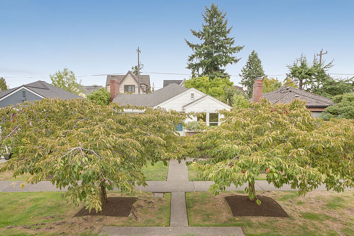 Property Photo: 2304 McGilvra Blvd E WA 98112