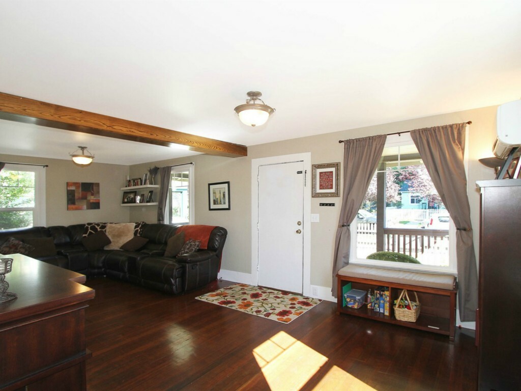 Property Photo:  1606 Rainier Ave  WA 98201 