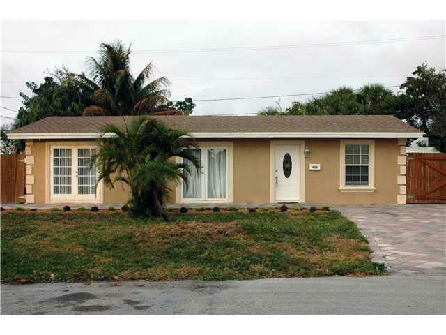 Property Photo:  932 SE 7th Street  FL 33441 