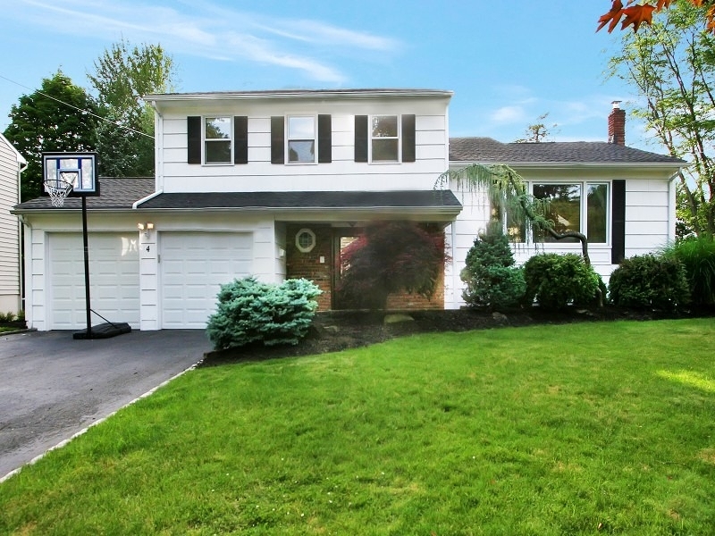 Property Photo:  4 Mansfield Ct  NJ 07039 