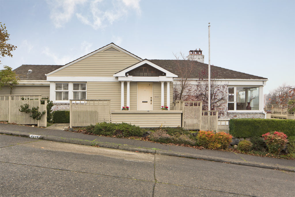 Property Photo:  2116 Edgemont Place W  WA 98199 