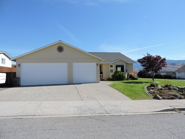 Property Photo: 1020 Harrison Court WA 98802
