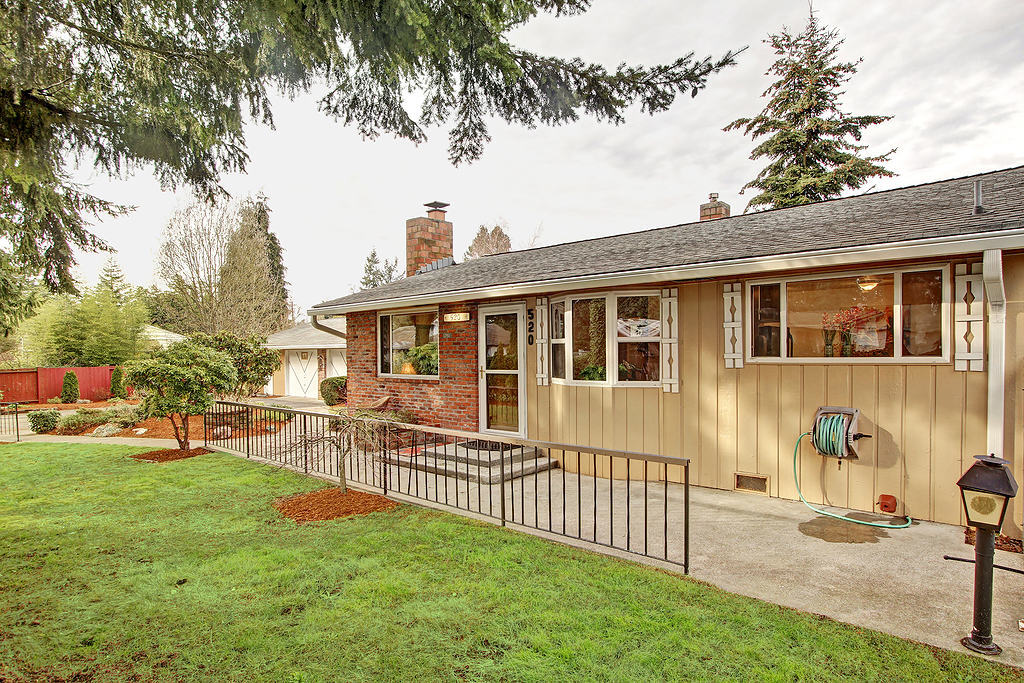 Property Photo: 520 N 200th St WA 98133