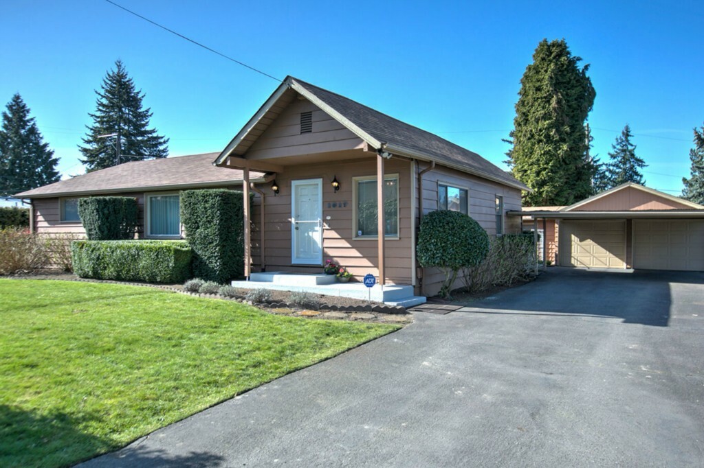 Property Photo:  1617 Aberdeen Ave NE  WA 98056 