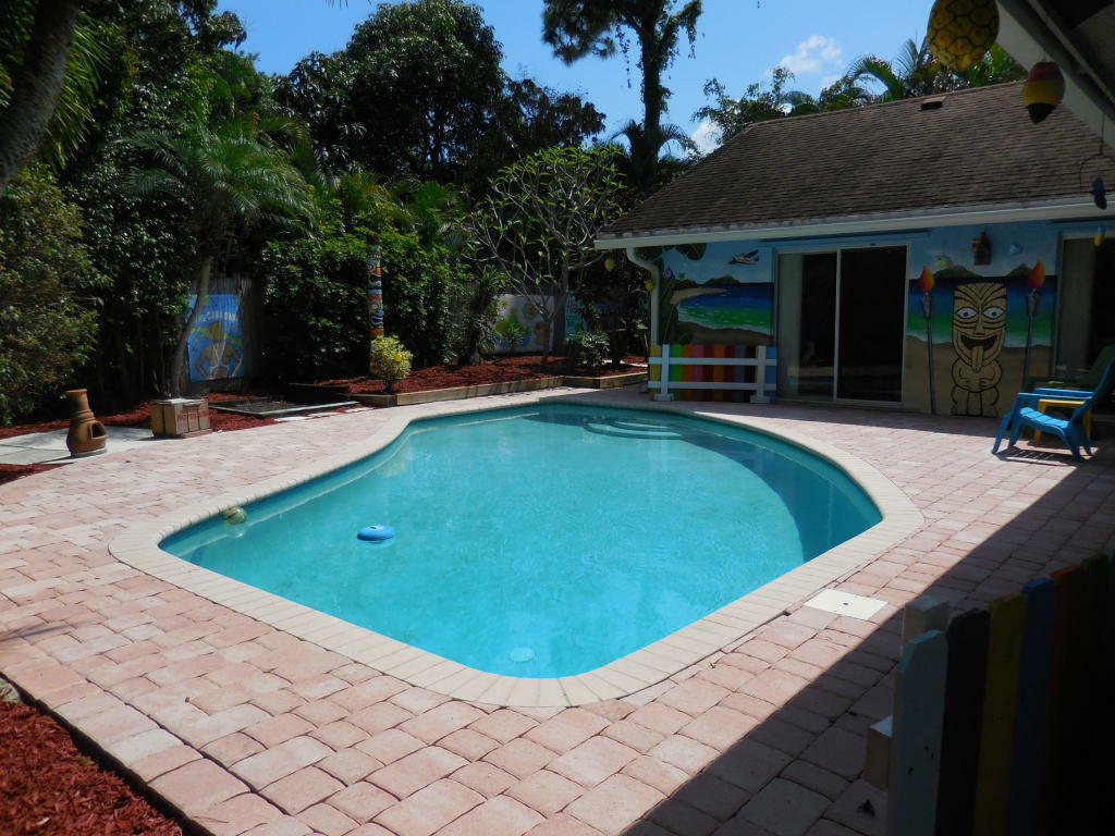 Property Photo:  801 Sunflower Avenue  FL 33445 