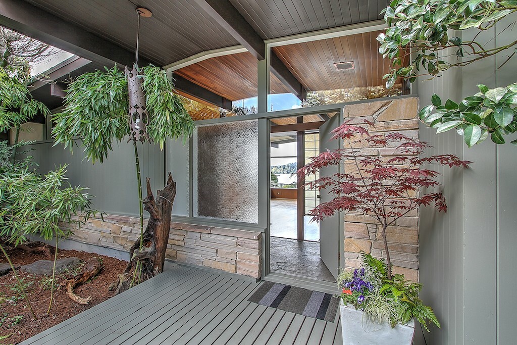 Property Photo: 4110 NE 165th St WA 98155