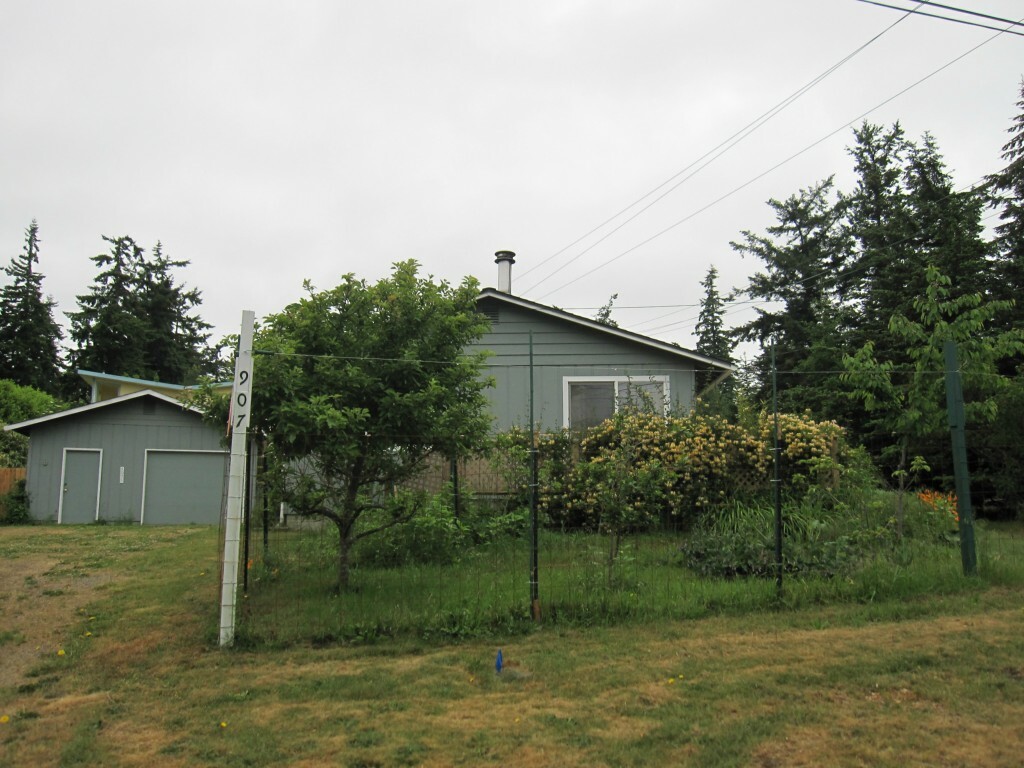 Property Photo:  907 19th St  WA 98368 