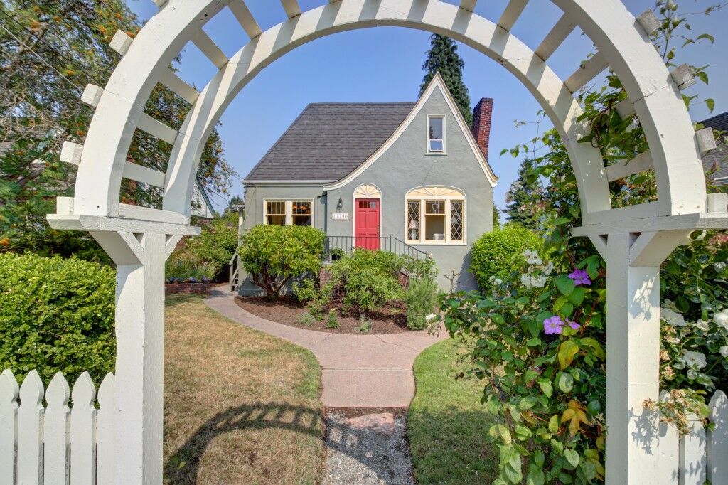 Property Photo:  11246 Phinney Ave N  WA 98133 